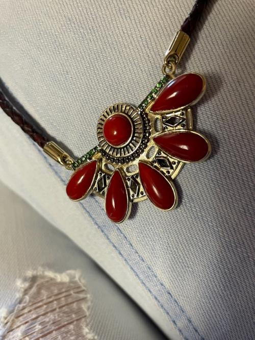 Современная мода - это свобода самовыражения, и одно и то же украшение может стать универсальным ключом к созданию совершенно разных образов. 03 Современная мода - это свобода самовыражения, и одно и то же украшение может стать универсальным ключом к созданию совершенно разных образов. 03