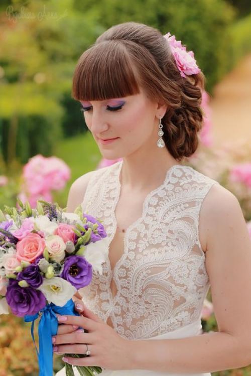 Цветочная свадебная прическа и нежный макияж для милой невесты Дианы. 01