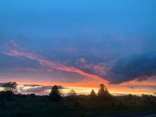 Зрелищный спектакль. Думалось мне, что переболела прошлогодними закатами, но природа - мать думает иначе. 06