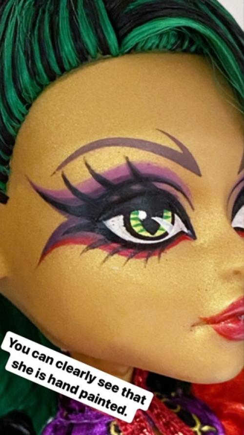 Сравнение прототипа с промо фотографий джинафаер лонг Gloom and Bloom с итоговой куклой. 05