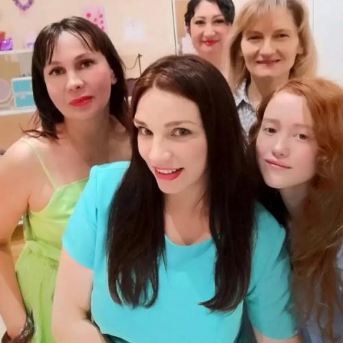 Знаете, в жизни многих женщин праздник только три раза в год, когда она надевает платье, создаёт образ, макияж, прическу. 04