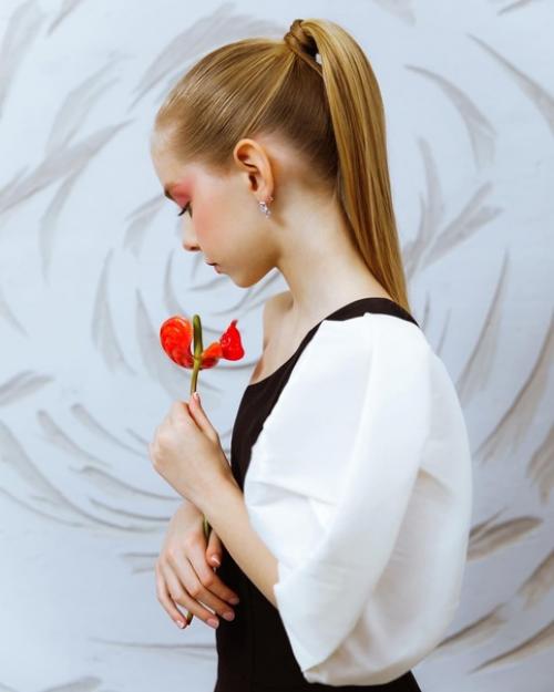 Ваши дочки наверняка крутятся рядом, пока вы наносите себе макияж. 01