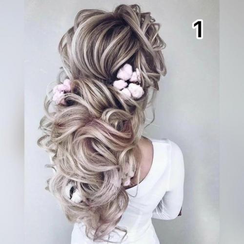 Праздничный образ сразу из нескольких важных штрихов состоит. 01