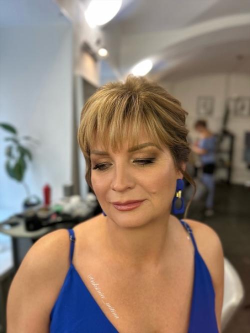 Дополнила образ Анны такими стильными сережками василькового цвета. 01