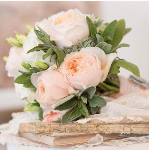 Создать потрясающий свадебный образ помогут вам наши стилисты. 02