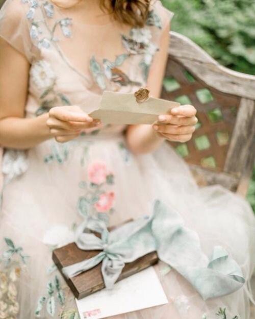 Создать потрясающий свадебный образ помогут вам наши стилисты. 01