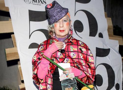 1 августа - Сделай своё фото перед сном. 2 августа - Сделай своё фото с потёкшей тушью?  3 августа - Сделай своё фото на лестнице? 04