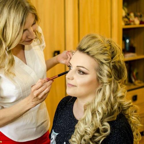 Для вас, милые девушки, услуги сертифицированного стилиста: 08