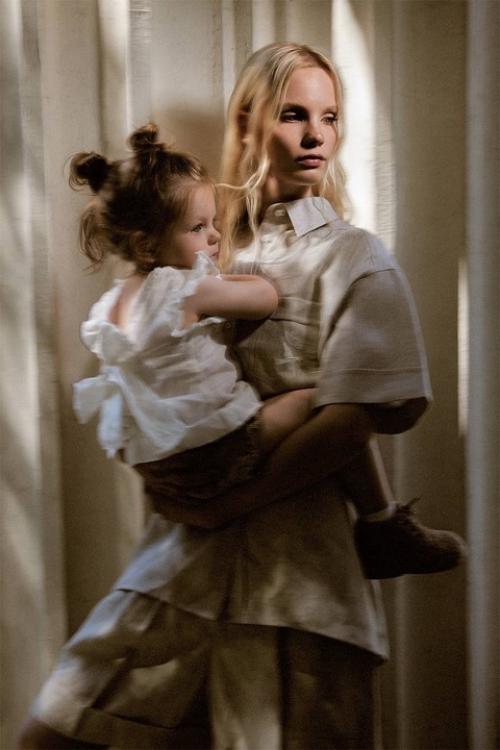 В съемке для нового номера Grazia Полина оганичева снялась с дочкой Таей. 02