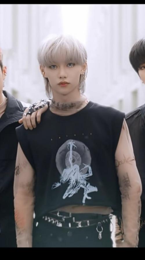 Мальчик, ты с какого аниме выбрался? 01