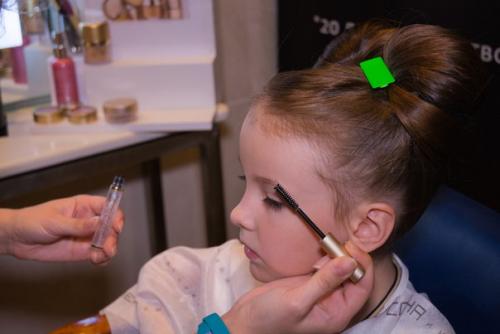 Специалисты имидж - лаборатории Персона ежегодно трудятся над созданием образов юных артистов на детской новой волне. 05