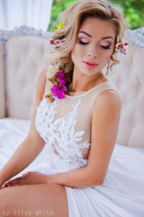 В нашей студии красоты работают профессиональные визажисты - стилисты. 01