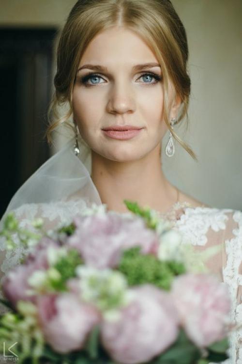 Здравствуйте!  Я профессиональный визажист - стилист, бровист. 01