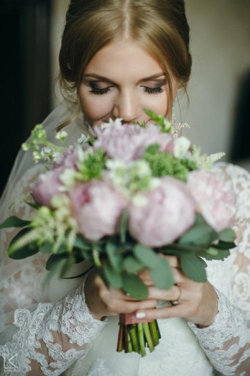 Здравствуйте!  Я профессиональный визажист - стилист, бровист. 02