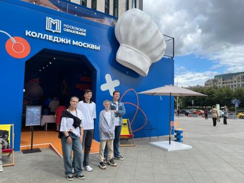 С 18 по 24 августа в павильоне колледжей Москвы проходит неделя креативных индустрий и гостеприимства. 02 С 18 по 24 августа в павильоне колледжей Москвы проходит неделя креативных индустрий и гостеприимства. 02