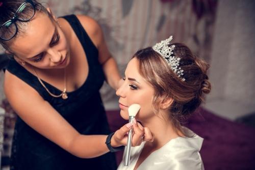 Милые дамы.  Меня зовут Максимова селиме, я визажист, бровист и мастер по прическам. 01