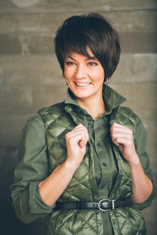 Учащиеся высших курсов моды, имиджа и стиля московской академии моды защитили дипломные проекты. 01