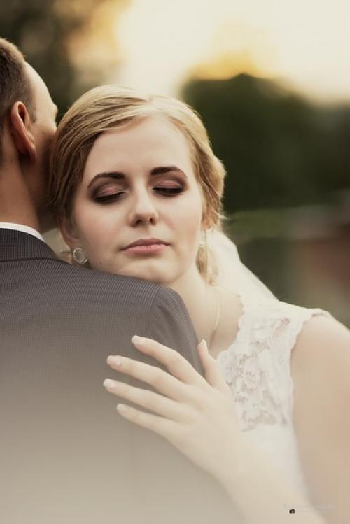 Дорогие невесты! Исходя из многолетнего опыта свадебного стилиста, я хотела бы дать вам несколько небольших советов. 02 Дорогие невесты! Исходя из многолетнего опыта свадебного стилиста, я хотела бы дать вам несколько небольших советов. 02