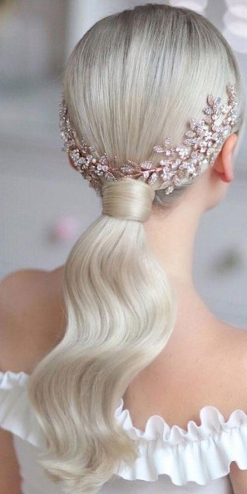 Дорогие мастера (стилисты, визажисты), хотелось бы заранее найти фею на свадебное торжество (28 июня), желательно макияж и причёску в одном месте. 03