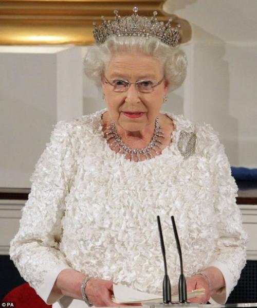 Почувствуйте себя королевой, окунувшись в гардероб Елизаветы II. 06 Почувствуйте себя королевой, окунувшись в гардероб Елизаветы II. 06