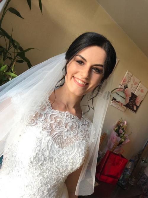 Милые дамы.  Меня зовут Максимова селиме, я визажист, бровист и мастер по прическам. 02