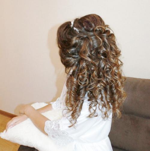 Утро невесты.  Волнительный момент не только для виновницы торжества, но и для мастера тоже. 03