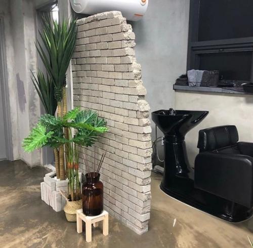 Chen.  Итак, эта фотография была сделана в салоне, где чондэ делал макияж и прическу для всех своих сольных фотосессий! 04