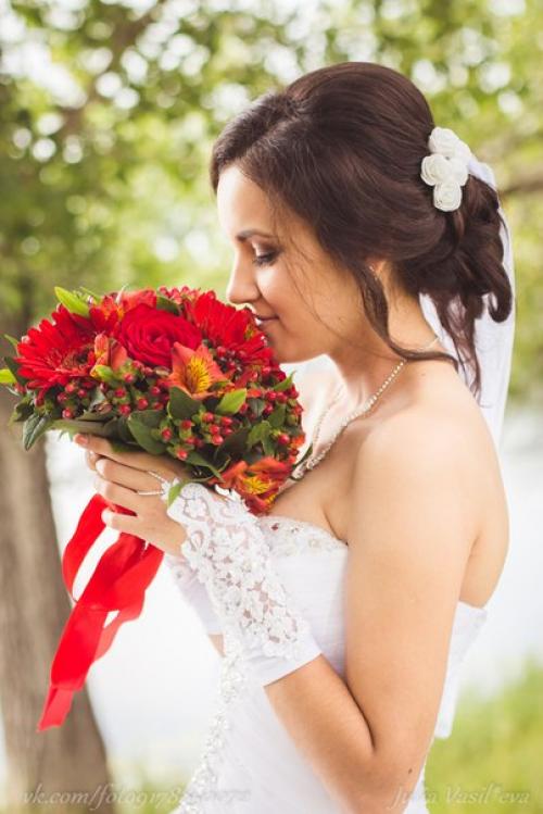 Дорогие невесты! Исходя из многолетнего опыта свадебного стилиста, я хотела бы дать вам несколько небольших советов. 03 Дорогие невесты! Исходя из многолетнего опыта свадебного стилиста, я хотела бы дать вам несколько небольших советов. 03