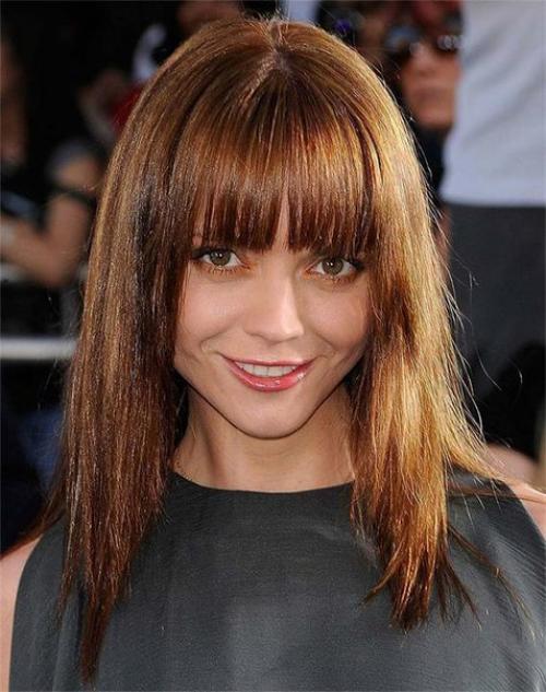 С челкой макияж. Модные женские прически с челкой.