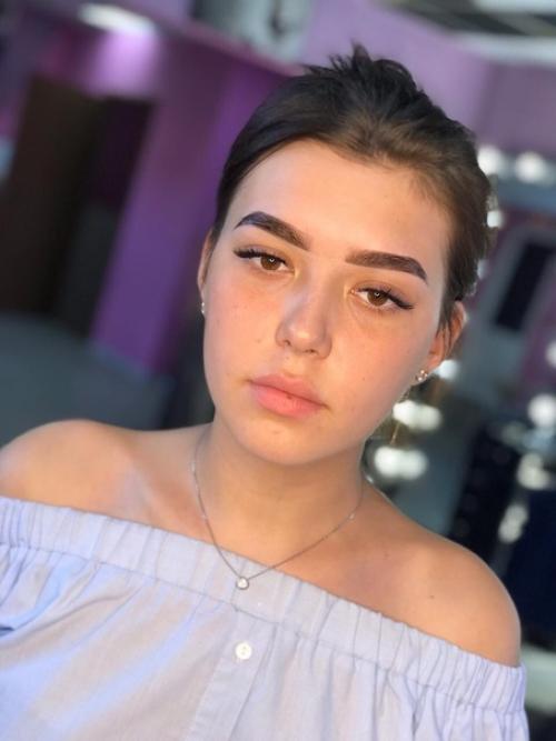 Милые дамы.  Меня зовут Максимова селиме, я визажист, бровист и мастер по прическам. 04