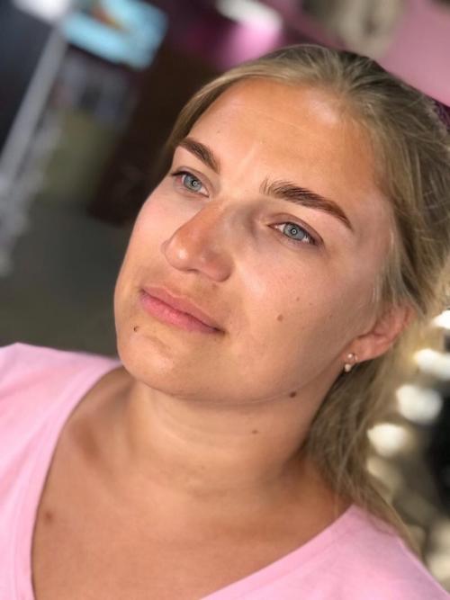 Милые дамы.  Меня зовут Максимова селиме, я визажист, бровист и мастер по прическам. 03