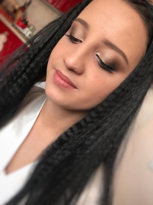 Милые дамы.  Меня зовут Максимова селиме, я визажист, бровист и мастер по прическам. 06