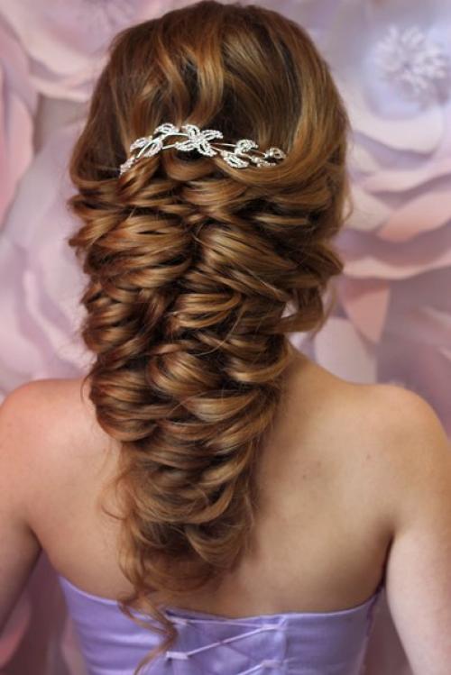 Не стоит забывать, что у нас есть курсы не только по макияжу, но и по прическам. 03