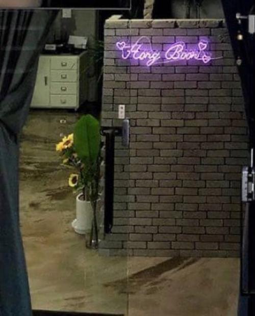 Chen.  Итак, эта фотография была сделана в салоне, где чондэ делал макияж и прическу для всех своих сольных фотосессий! 05