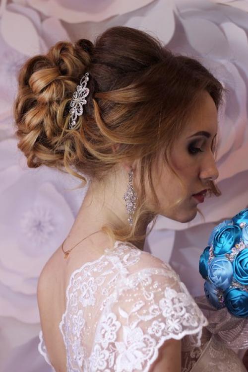 Не стоит забывать, что у нас есть курсы не только по макияжу, но и по прическам. 04