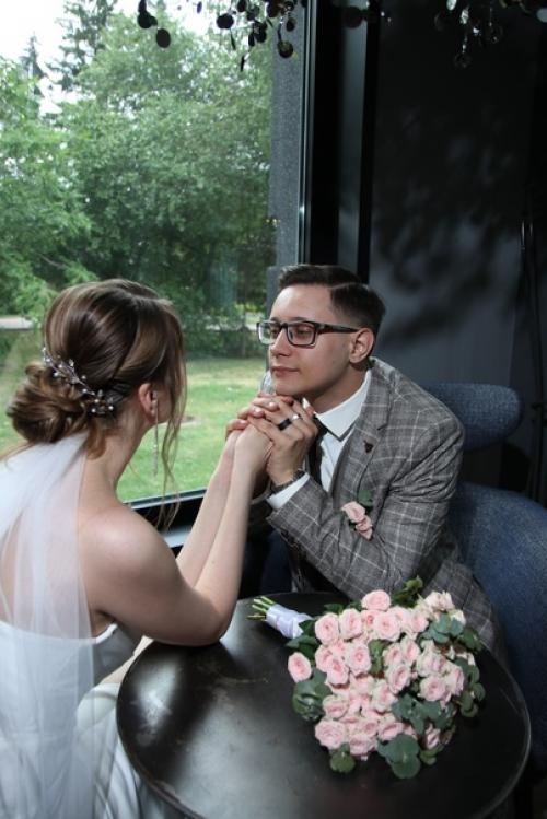 Свадебный стилист - первый специалист, которого встречает невеста в свой самый важный день. 04