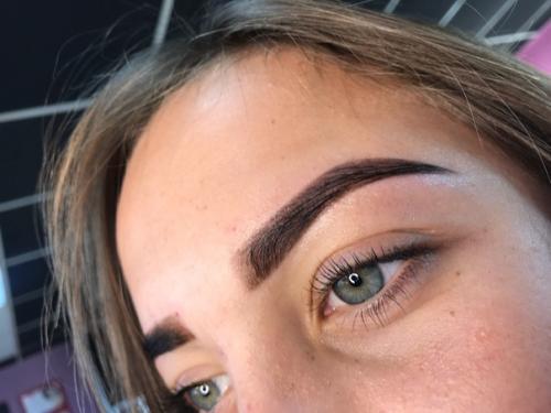 Милые дамы.  Меня зовут Максимова селиме, я визажист, бровист и мастер по прическам. 05