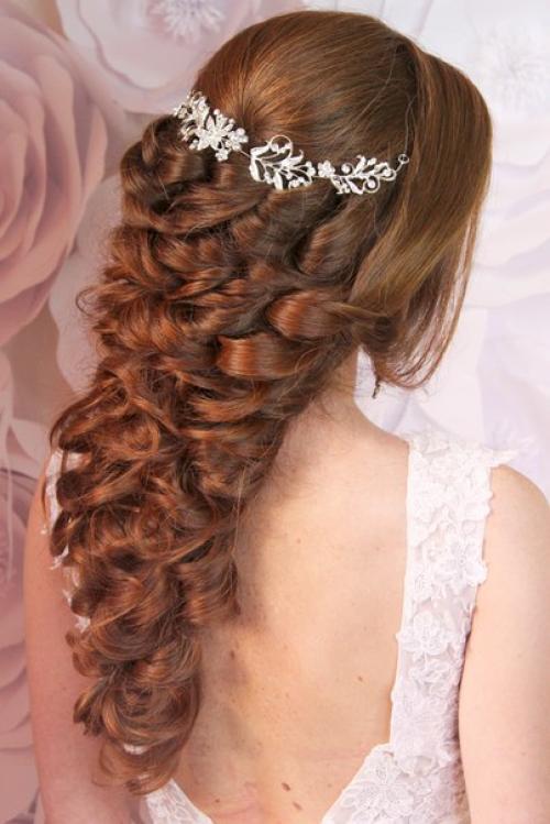 Не стоит забывать, что у нас есть курсы не только по макияжу, но и по прическам. 02