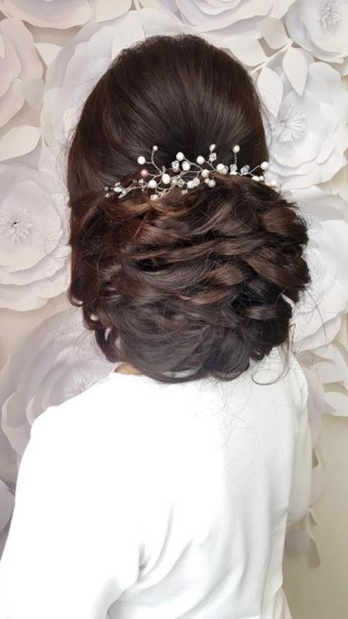 Не стоит забывать, что у нас есть курсы не только по макияжу, но и по прическам. 05