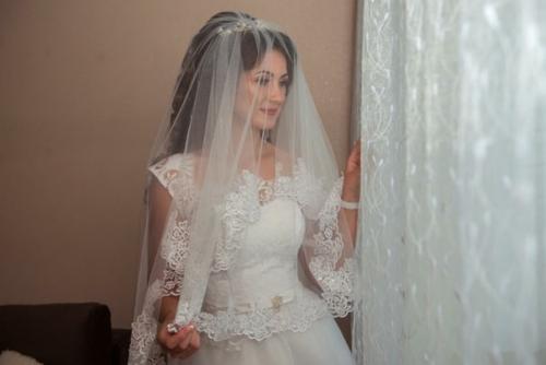 Утро невесты.  Волнительный момент не только для виновницы торжества, но и для мастера тоже. 01