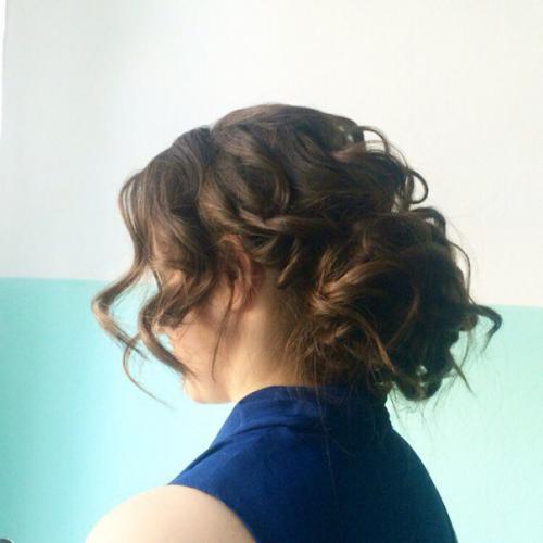 Дорогие девушки!  Я сертифицированный мастер и предлагаю услуги визажиста - бровиста и стилиста по причёскам! 07