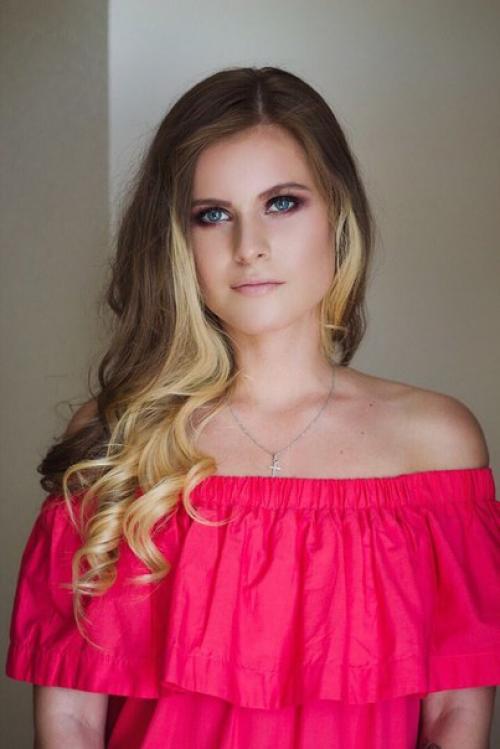 Дорогие девушки!  Я сертифицированный мастер и предлагаю услуги визажиста - бровиста и стилиста по причёскам! 09