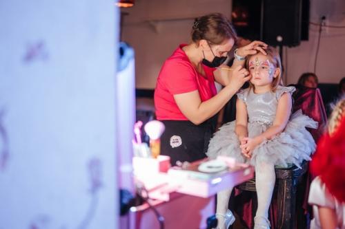 Прежде чем прийти на праздник, надо как следует подготовиться: сделать прическу, макияж, добавить стразы для блеска. 07