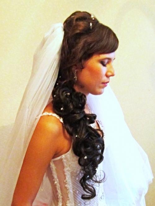 У нас можно забронировать мастеров на макияж и причёски на свадьбы! 08