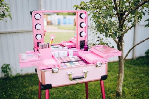 Прежде чем прийти на праздник, надо как следует подготовиться: сделать прическу, макияж, добавить стразы для блеска. 05