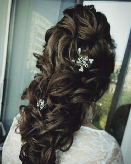 У нас можно забронировать мастеров на макияж и причёски на свадьбы! 01