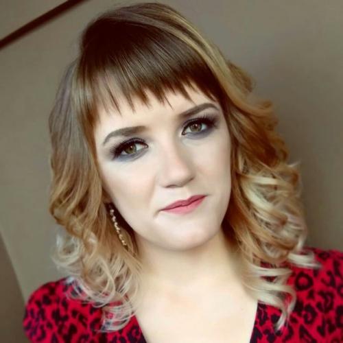 У нас можно забронировать мастеров на макияж и причёски на свадьбы! 06