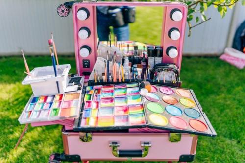 Прежде чем прийти на праздник, надо как следует подготовиться: сделать прическу, макияж, добавить стразы для блеска. 06