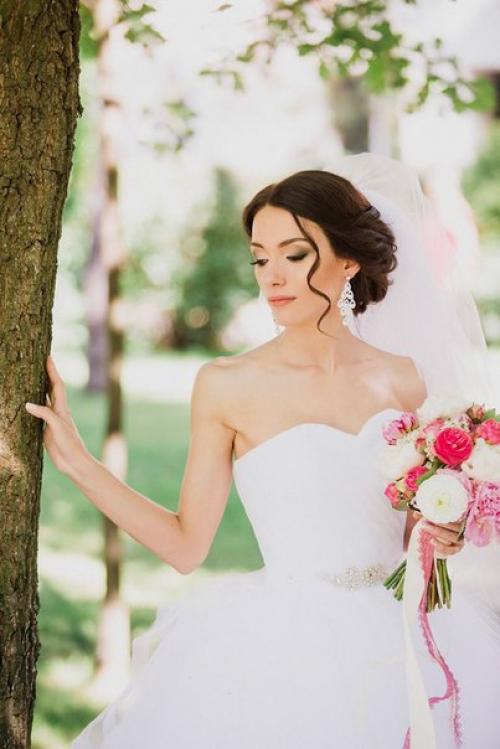 Милые невесты, совсем скоро сезон свадеб, а это значит что пора задуматься о вашем незабываемом свадебном образе. 04