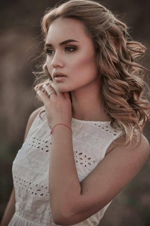 Я могу создать для вас неповторимый образ на любое торжество с помощью прически и макияжа с профессиональным подходом! 03